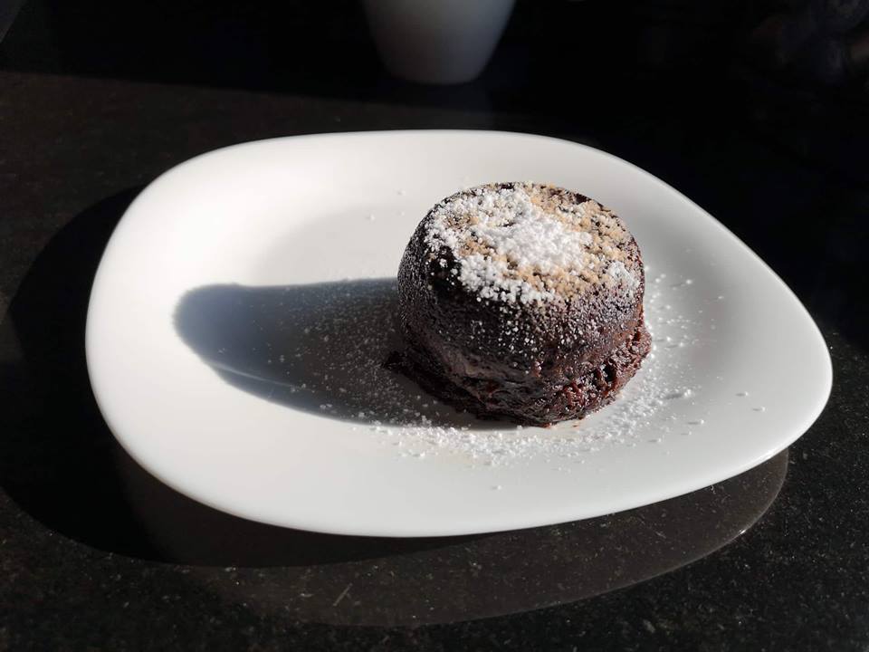 Σοκολατένιο κέικ λάβα σε κούπα