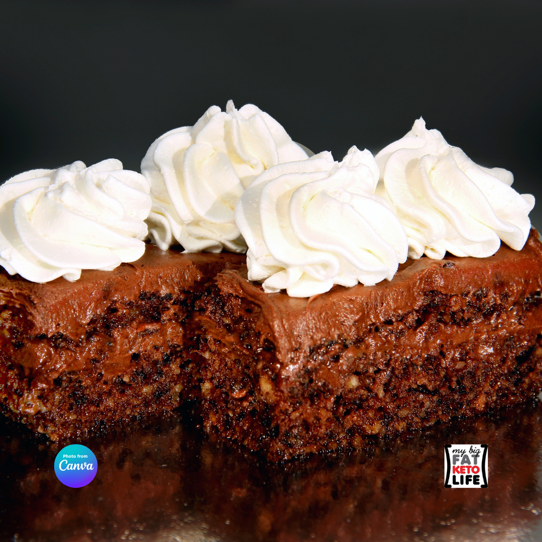 Τάρτα με μους σοκολάτας, φρέσκιες φράουλες και σαντιγύ