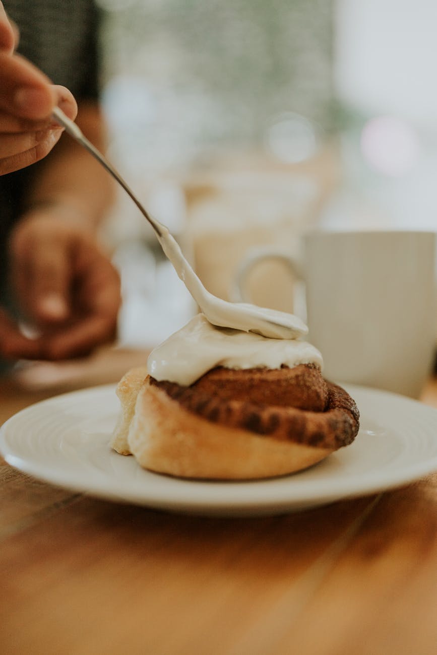 Ρολό κανέλας κούπας με “σιρόπι” βουτύρου και κρέμα τυριού