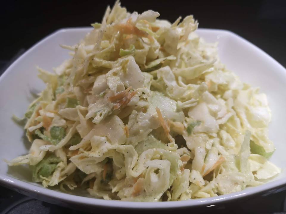 Σαλάτα coleslaw με σος κρέμας γάλακτος  ή μαγιονέζα