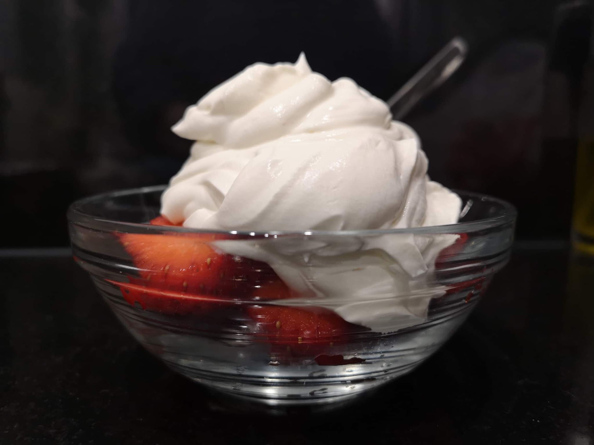 Φράουλες με σαντιγί (σλουρπ)