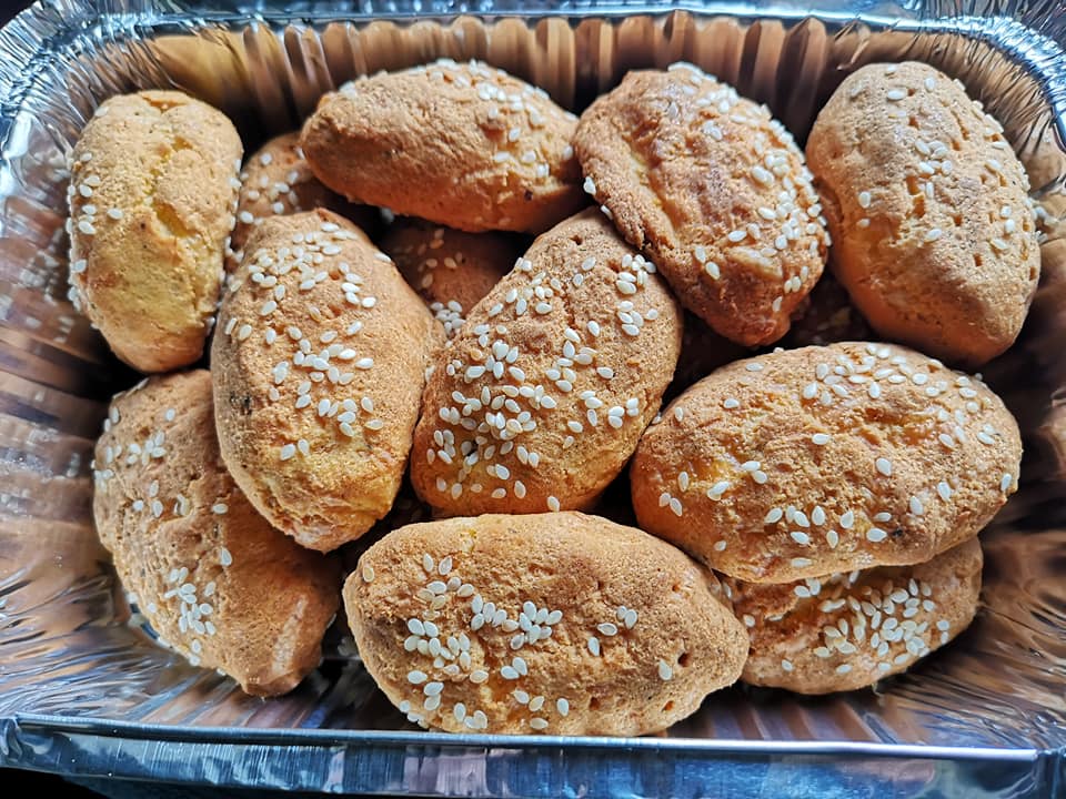 Κέτο λουκανικοπιτάκια με ζύμη σαν κουρού