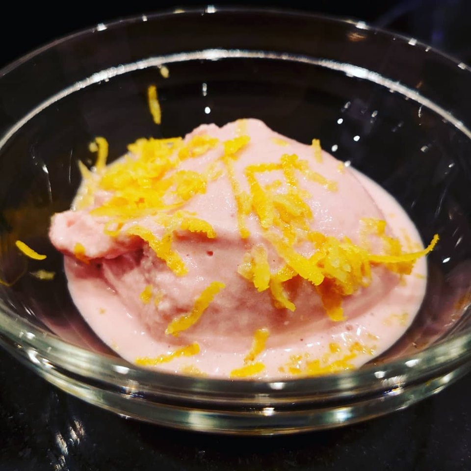 Παγωτό λεμόνι με ροζ χρώμα