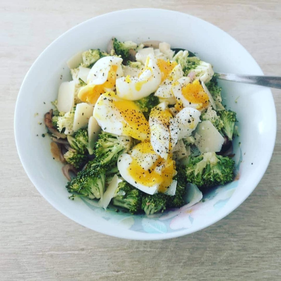 Σαλάτα με μπρόκολο, μπέικον, αυγό και παρμεζάνα