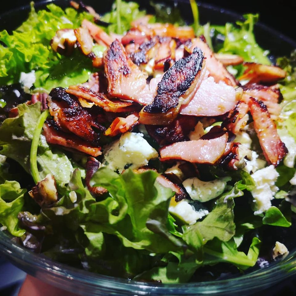 Σαλάτα με αβοκάντο, μπέικον, μπλε τυρί και καρύδια πεκάν