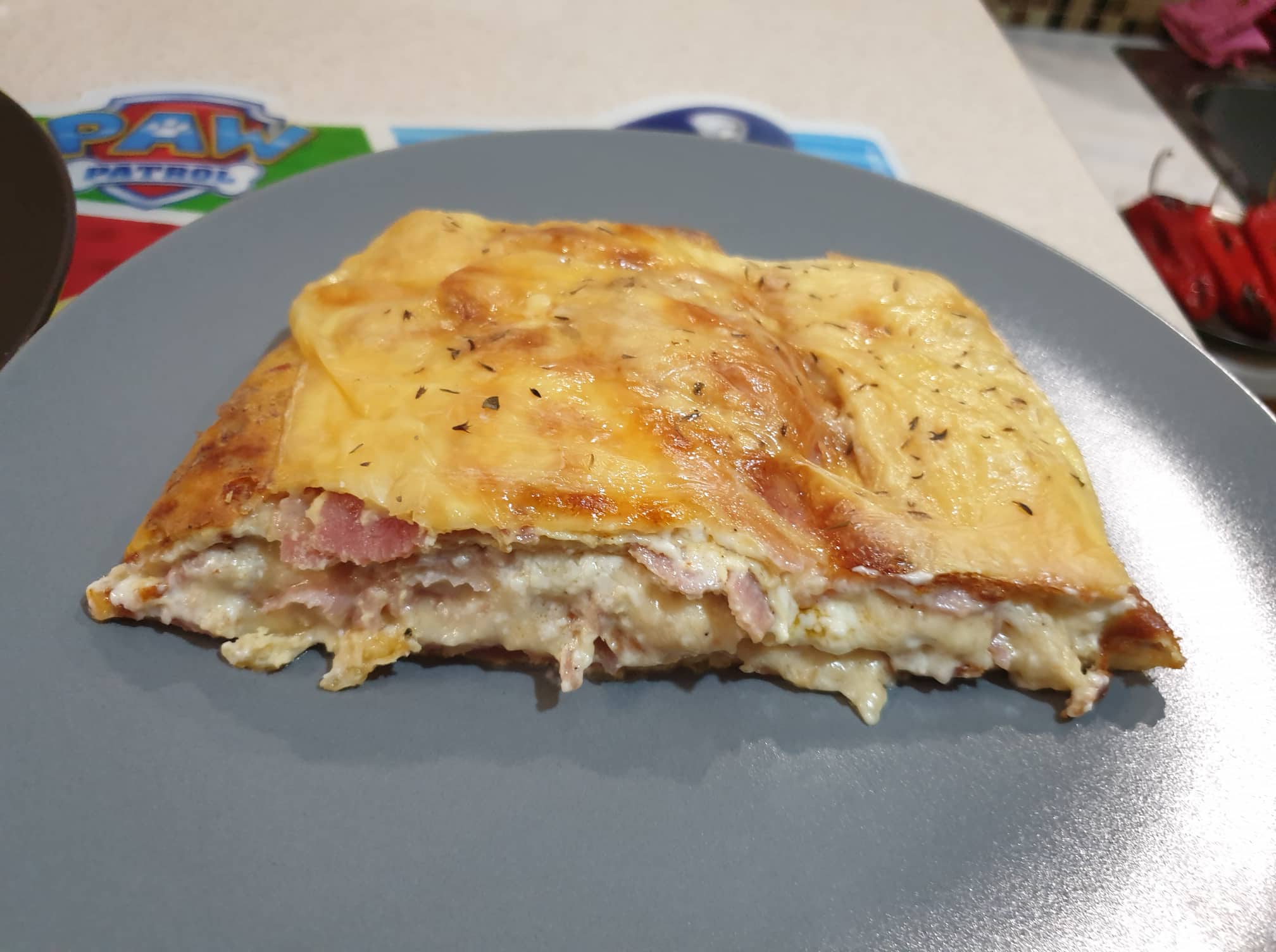 Κολασμένο “σουφλέ” τυριών με αλλαντικά