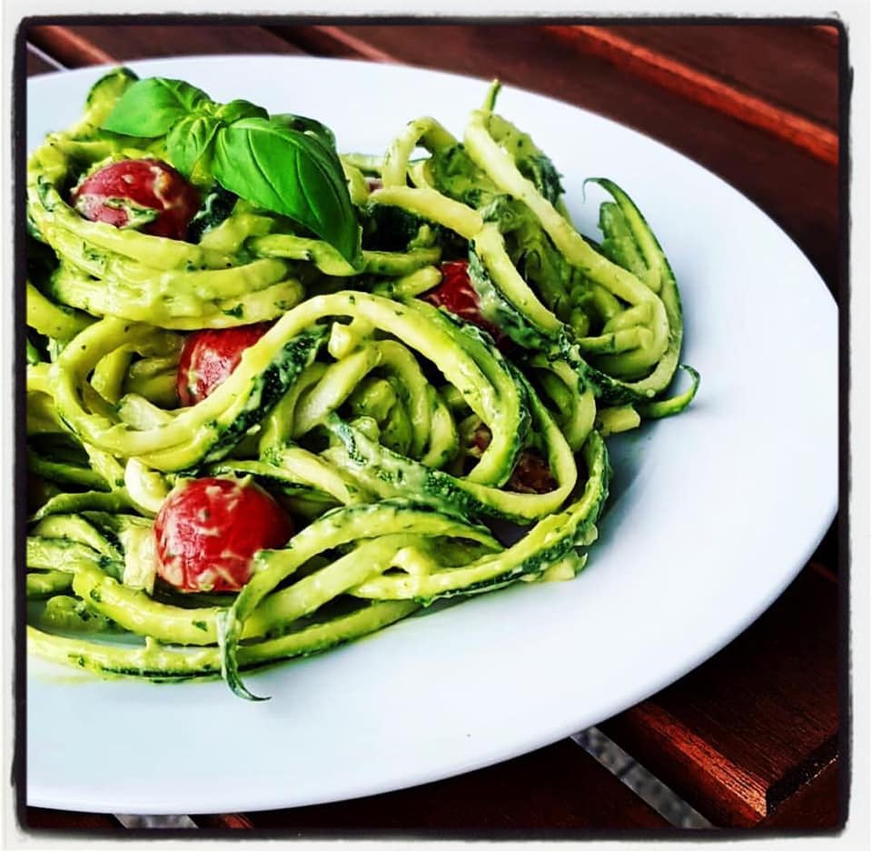 Σπαγγέτι κολοκυθιού με πέστο αβοκάντο