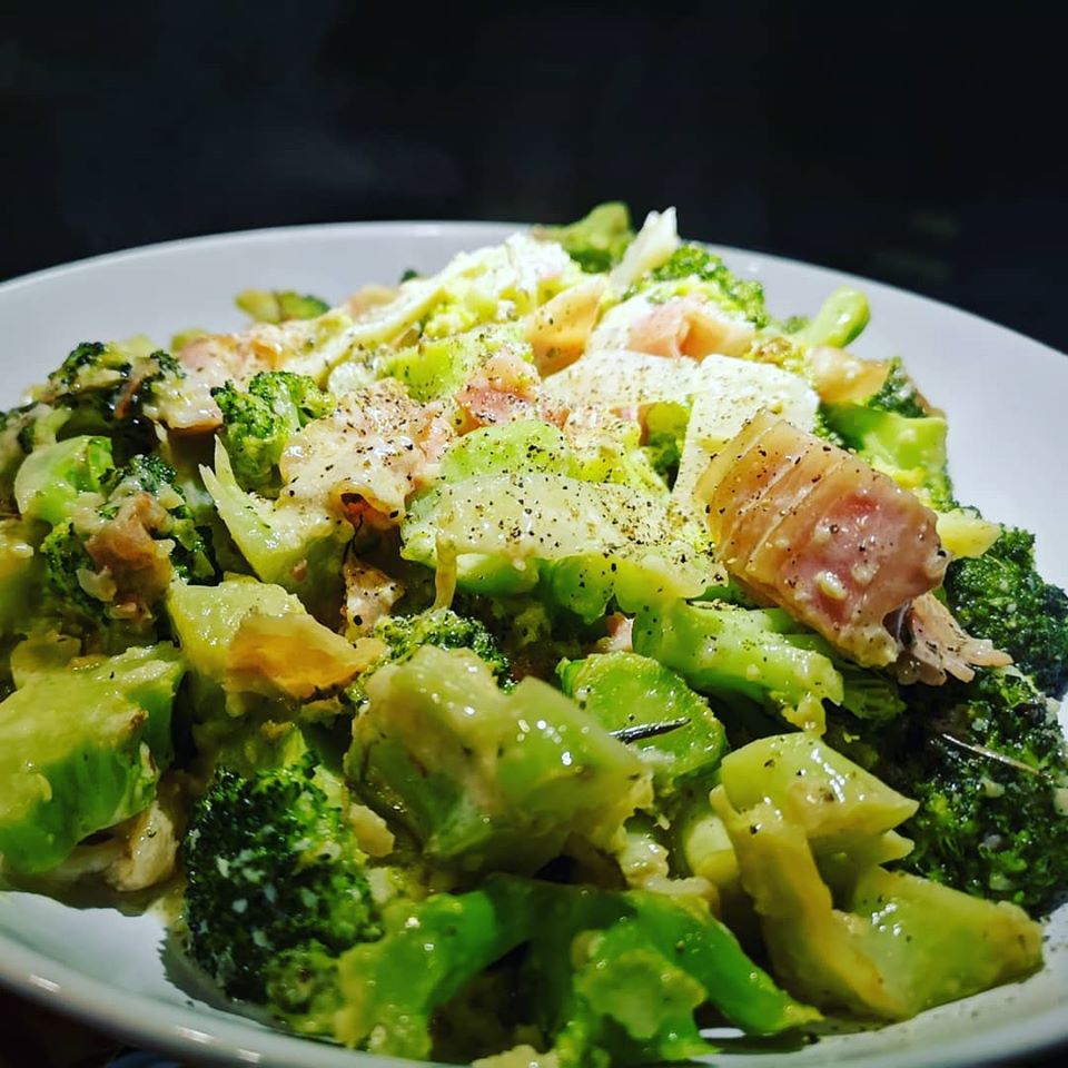 Μπρόκολο με μπέικον, παρμεζάνα και κρέμα