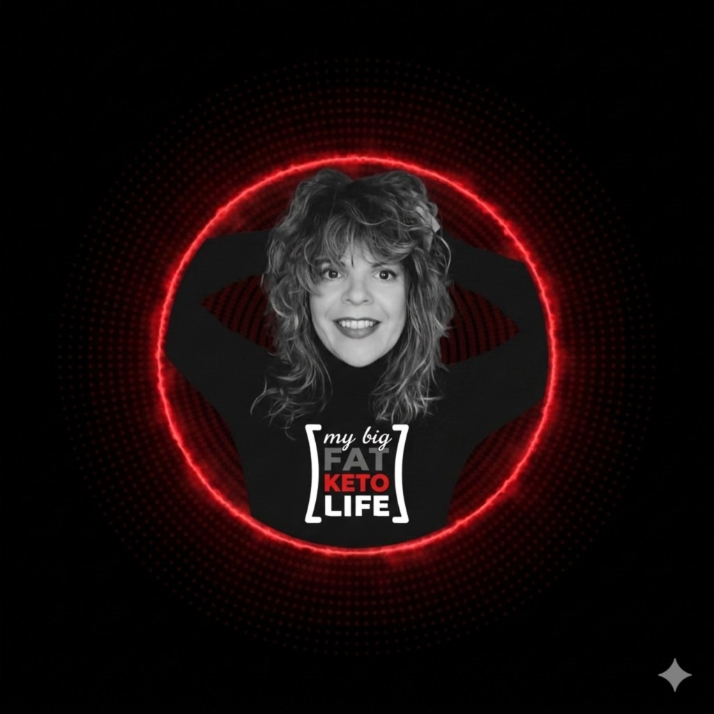 Μαυρόασπρη εικόνα γυναίκας με χοντρά κυματιστά μαλλιά, να χαμογελάει και να κρατά τα χέρια της πίσω από το κεφάλι της. Στο κέντρο της εικόνας υπάρχει το κείμενο 'my big FAT KETO LIFE' με έντονα γράμματα.